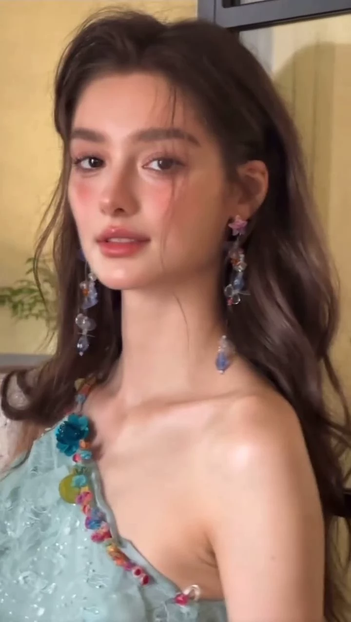 Famous model thumbnail
