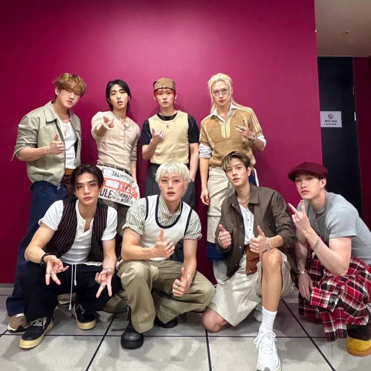 Stray Kids ➤ A big fan (STAY) thumbnail