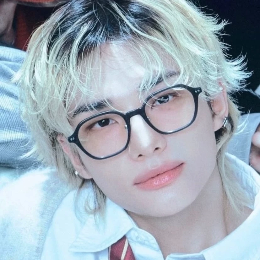 Hwang Hyunjin thumbnail