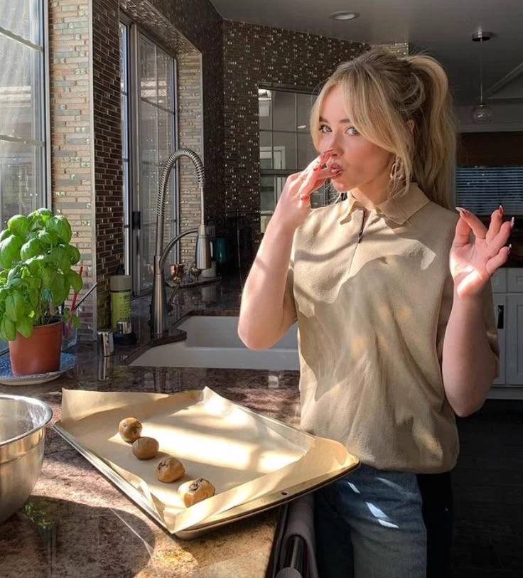 Sabrina Carpenter (friend or boyfriend/girlfriend) thumbnail