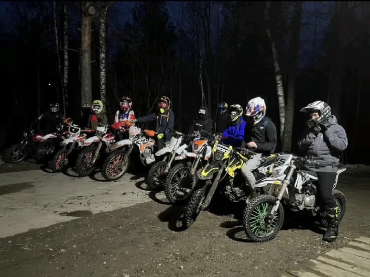 8 Pitbikers thumbnail