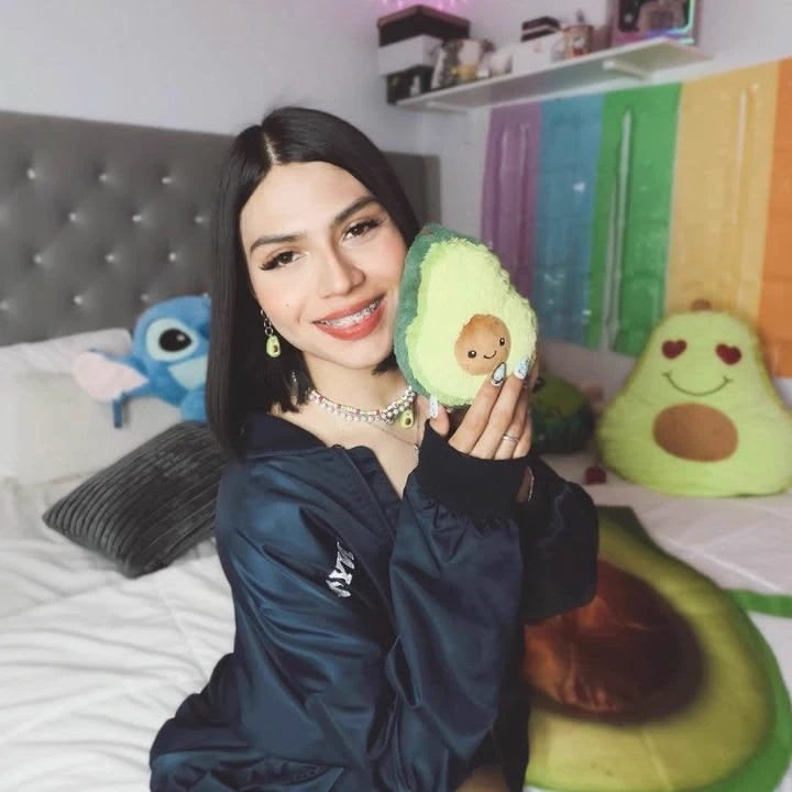 Selena Reyez 🥑 thumbnail