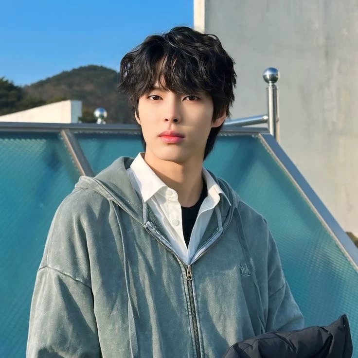 Lee Hyun Woo thumbnail