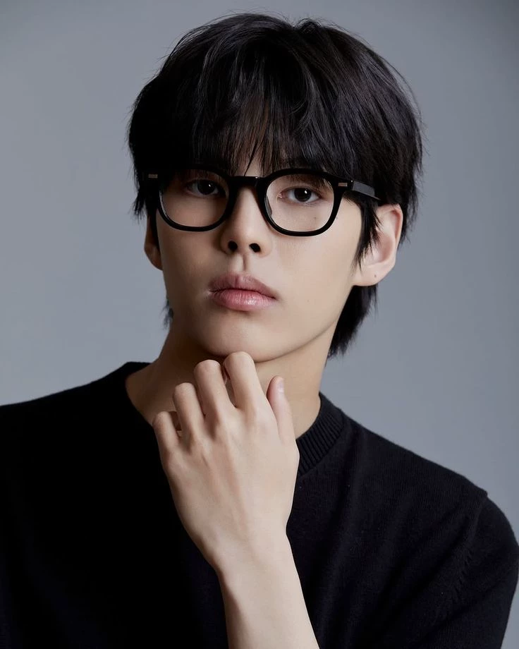 Lee Hyun Woo thumbnail