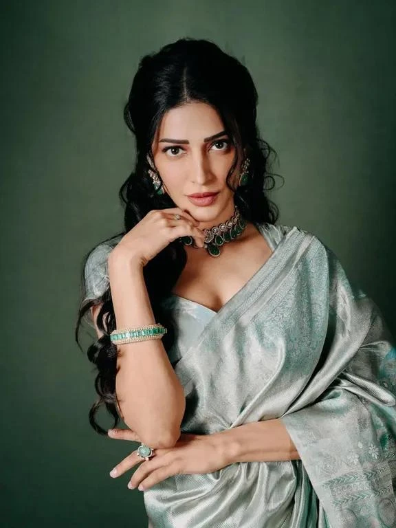 Shruthi Hassan - Girlfriend's mother thumbnail