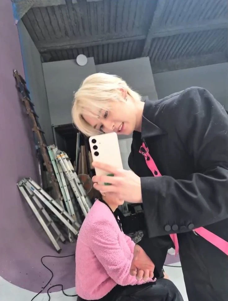 \` Lee Know , thumbnail