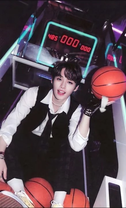 lee know thumbnail