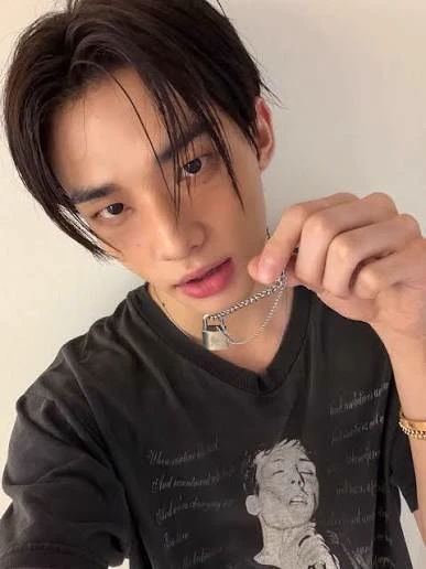 Hwang Hyunjin thumbnail