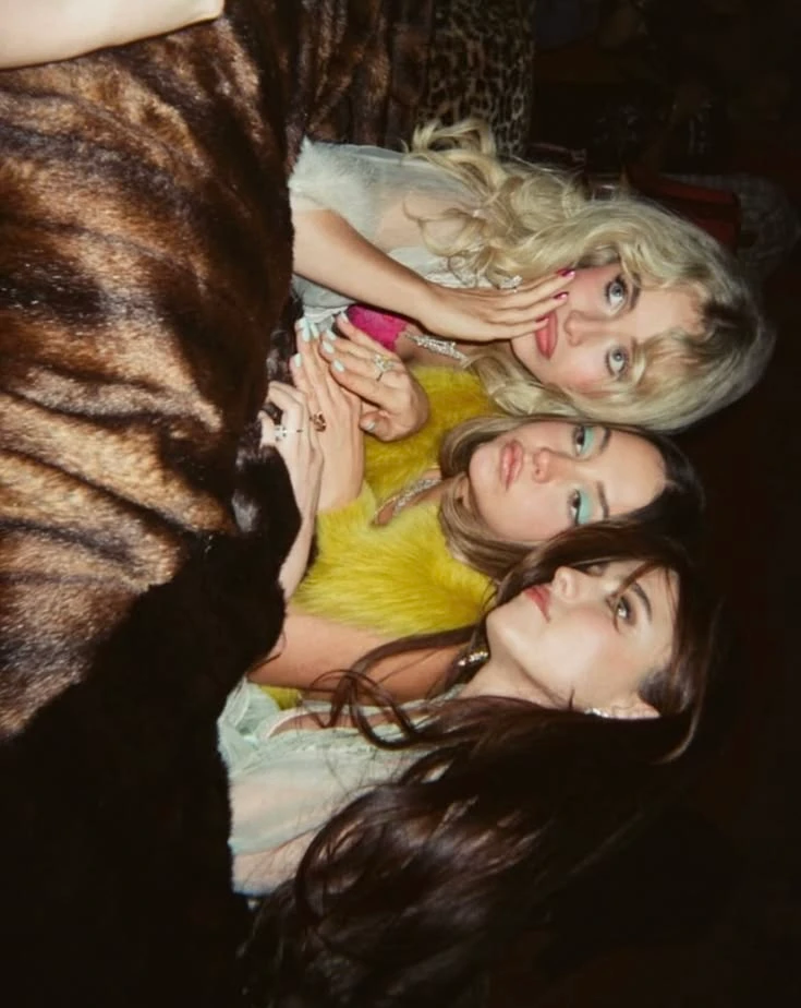 Margaret Qualey, Sabrina Carpenter y Madelyn Cline thumbnail