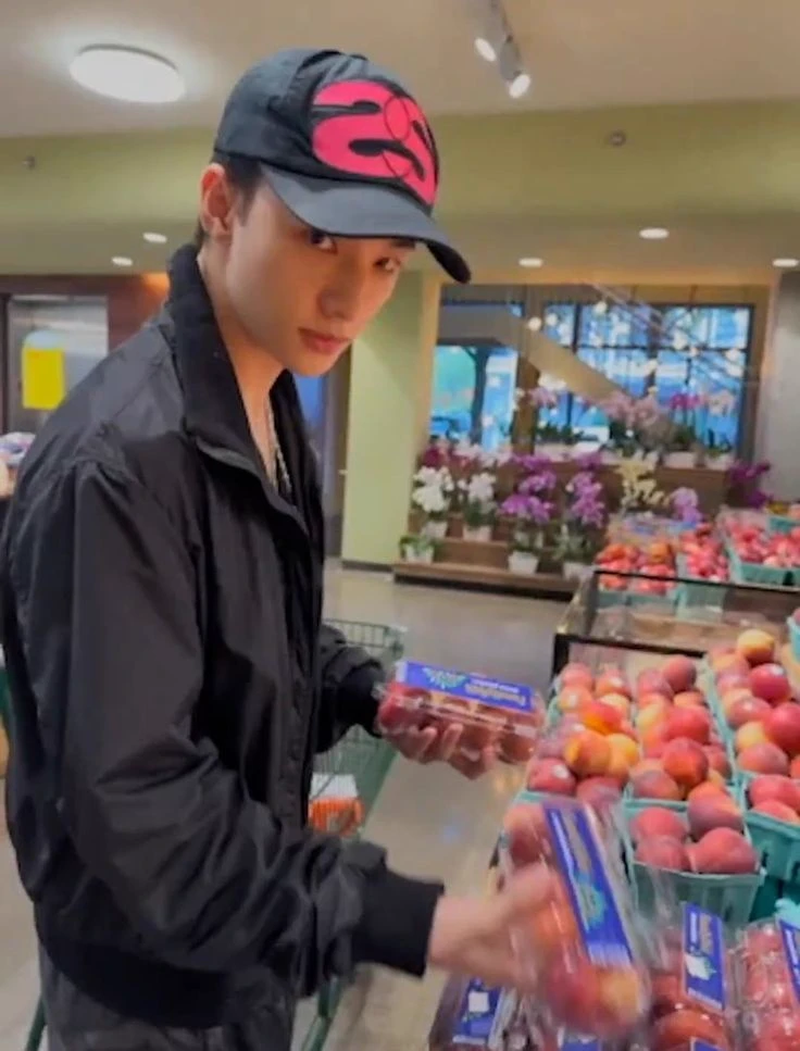 HWANG HYUNJIN thumbnail