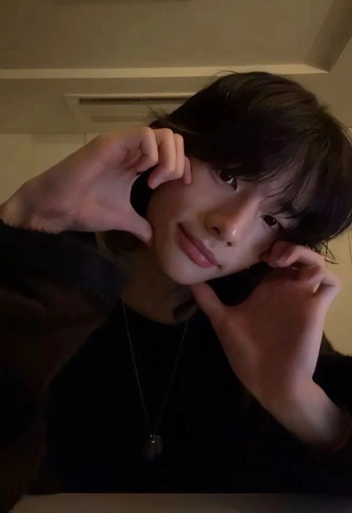 Hwang Hyunjin thumbnail