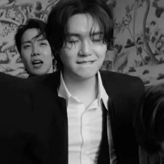 Min Yoongi lost in your arms. thumbnail