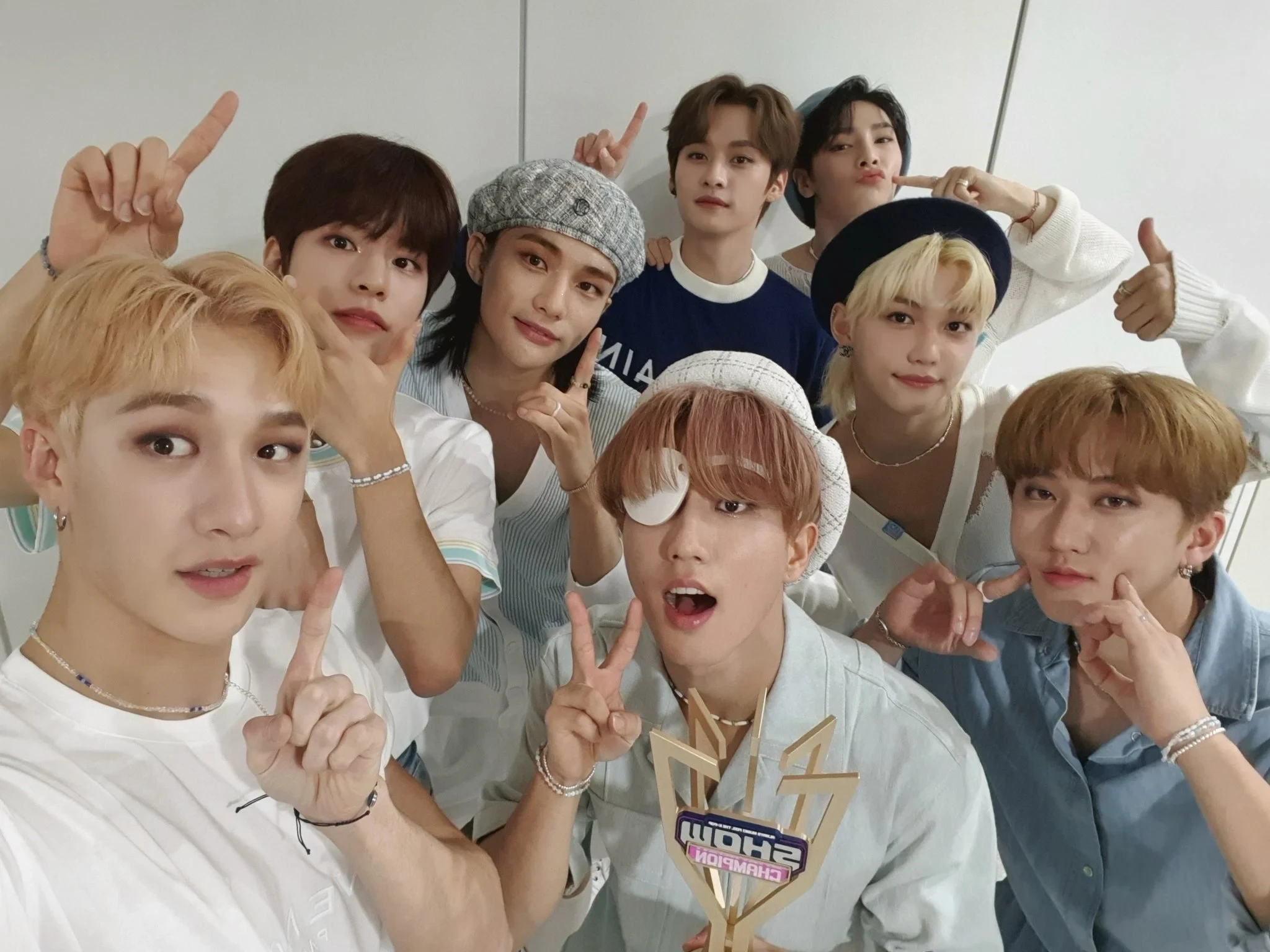 stray kids and his pretty wife thumbnail