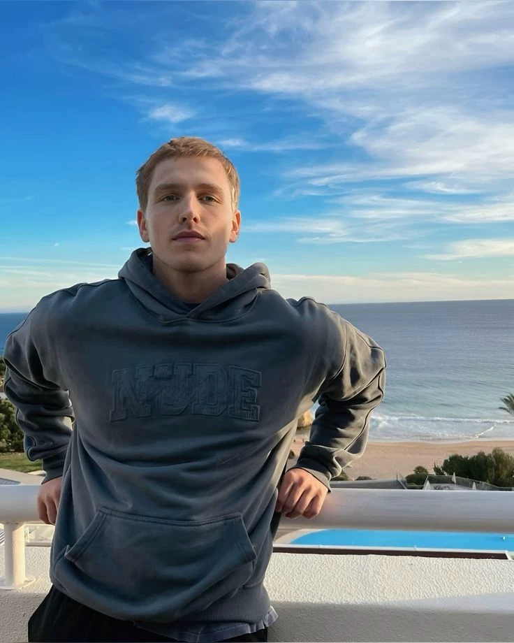 Harris Dickinson thumbnail