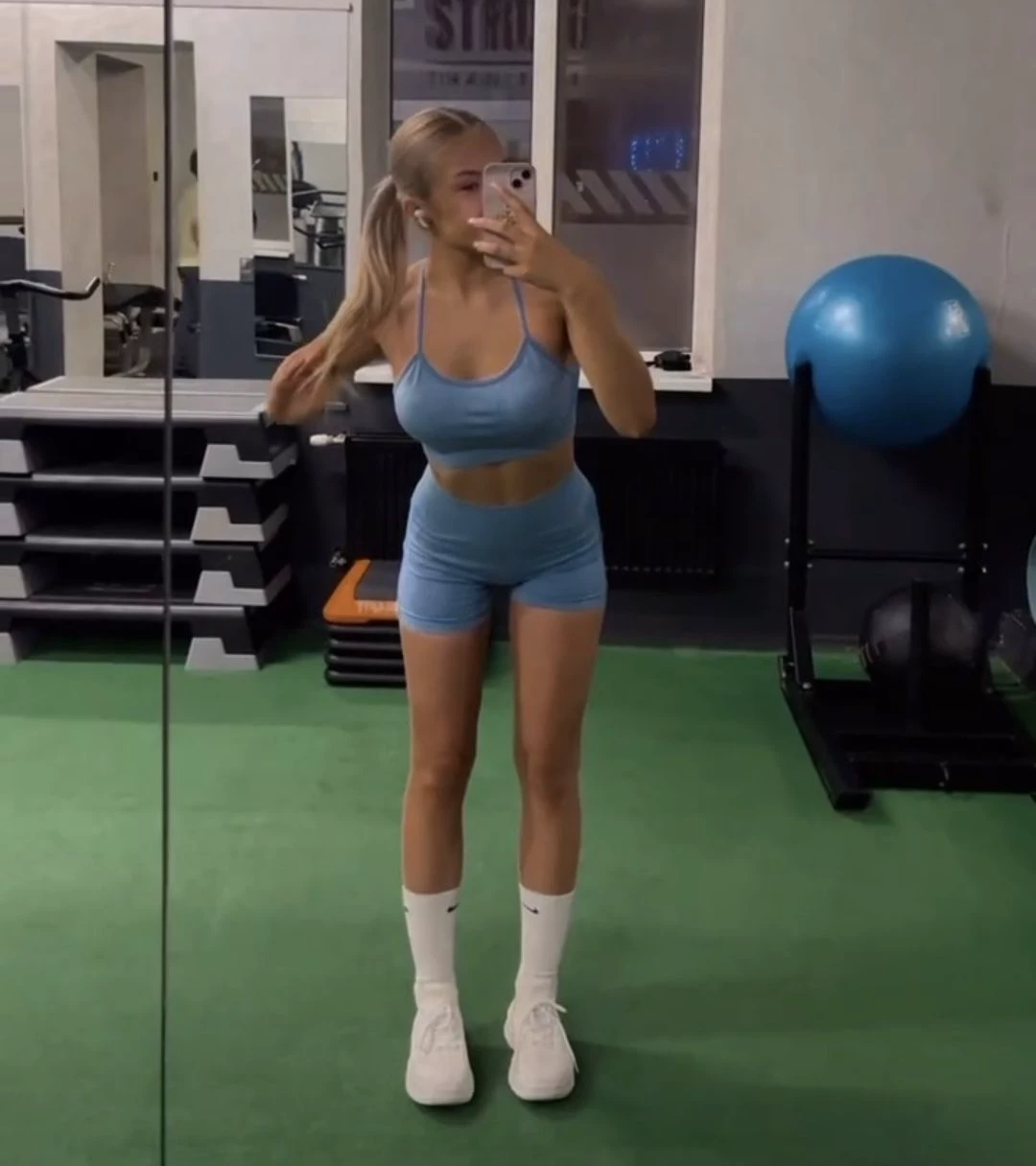 Gym girl thumbnail