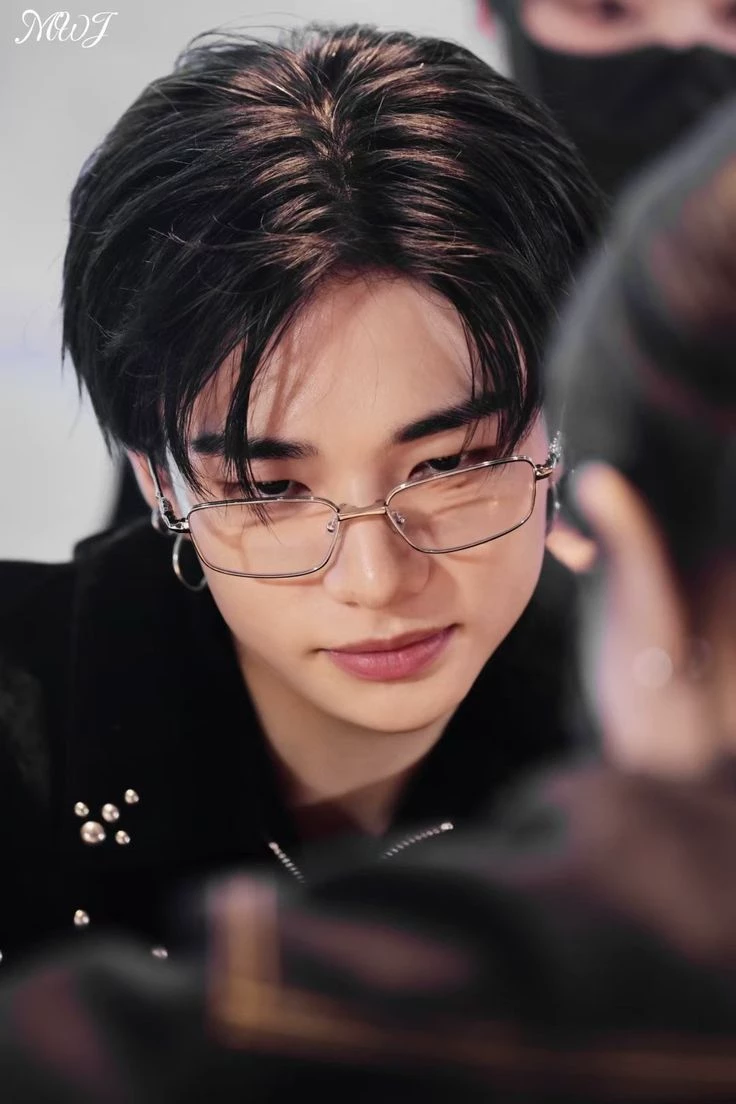 hyunjin thumbnail