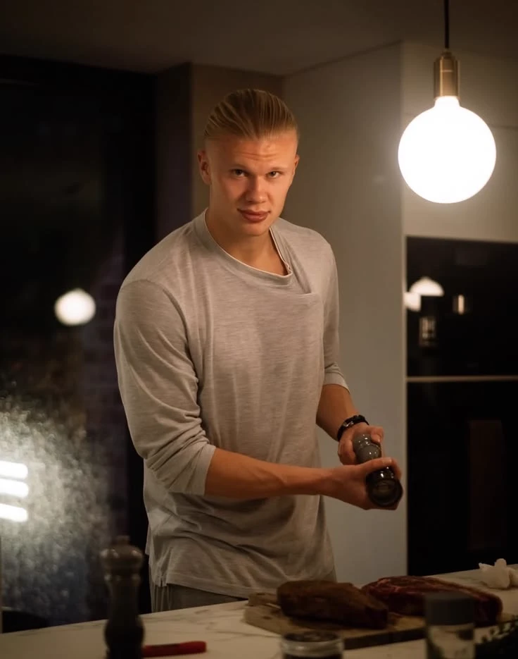 Erling Haaland. thumbnail