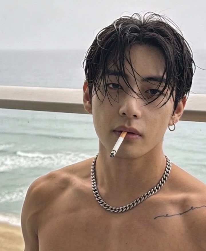 Kim Taehyung (his friend's older brother who studies medicine) thumbnail