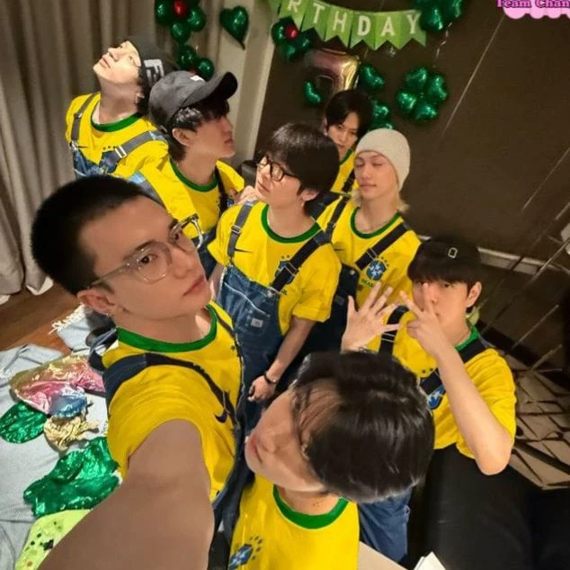 STRAY KIDS-10 thumbnail