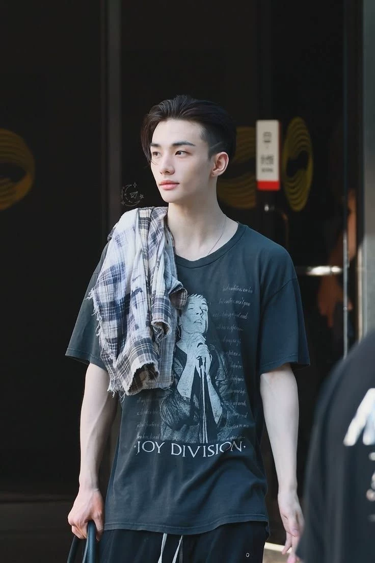 Hwang Hyunjin thumbnail