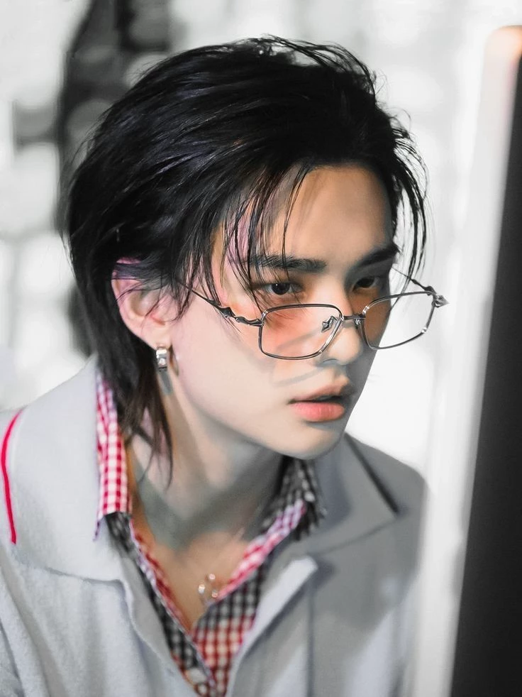 Hwang Hyunjin thumbnail