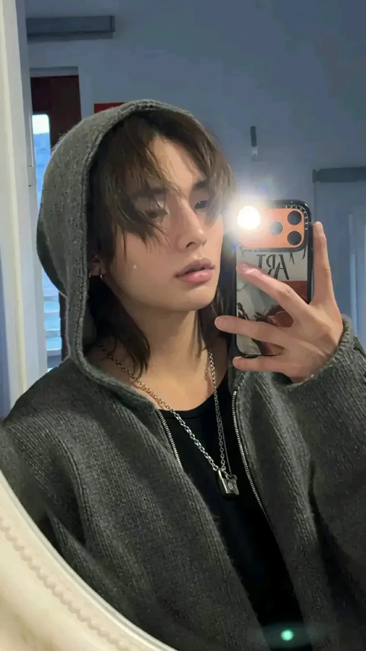 Hwang Hyunjin thumbnail