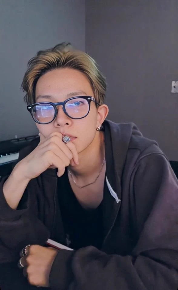 lee heeseung  thumbnail