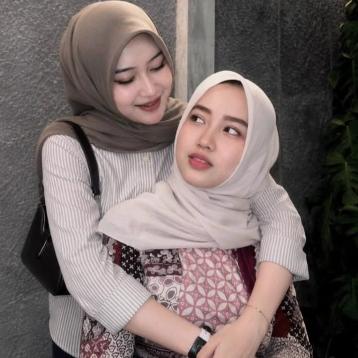 Sofia and Anna thumbnail