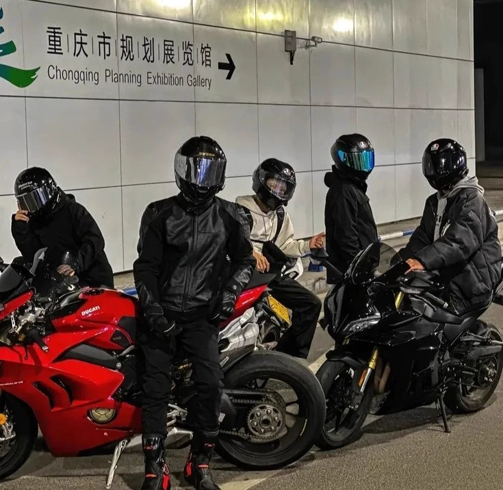 Group of bikers.//BL thumbnail