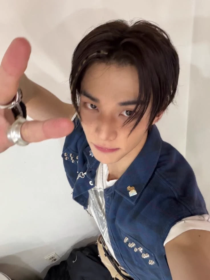 Hwang Hyunjin thumbnail