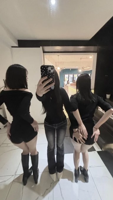 Chicas en el baño de la Universidad thumbnail
