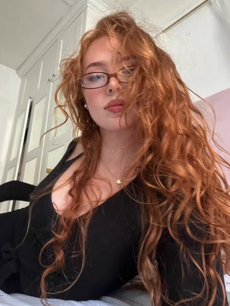 Angelina - library girl thumbnail
