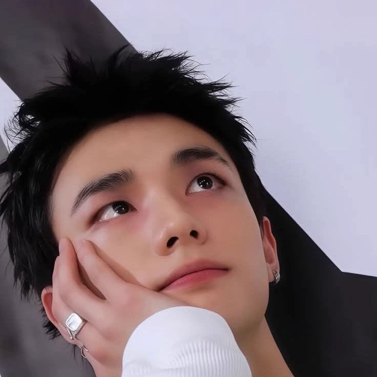 Hwang Hyunjin thumbnail