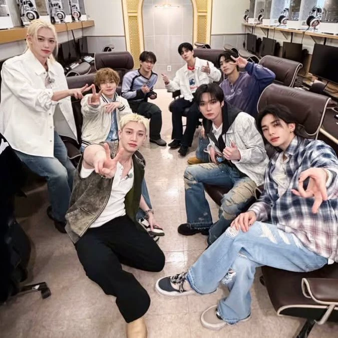 STRAY KIDS thumbnail
