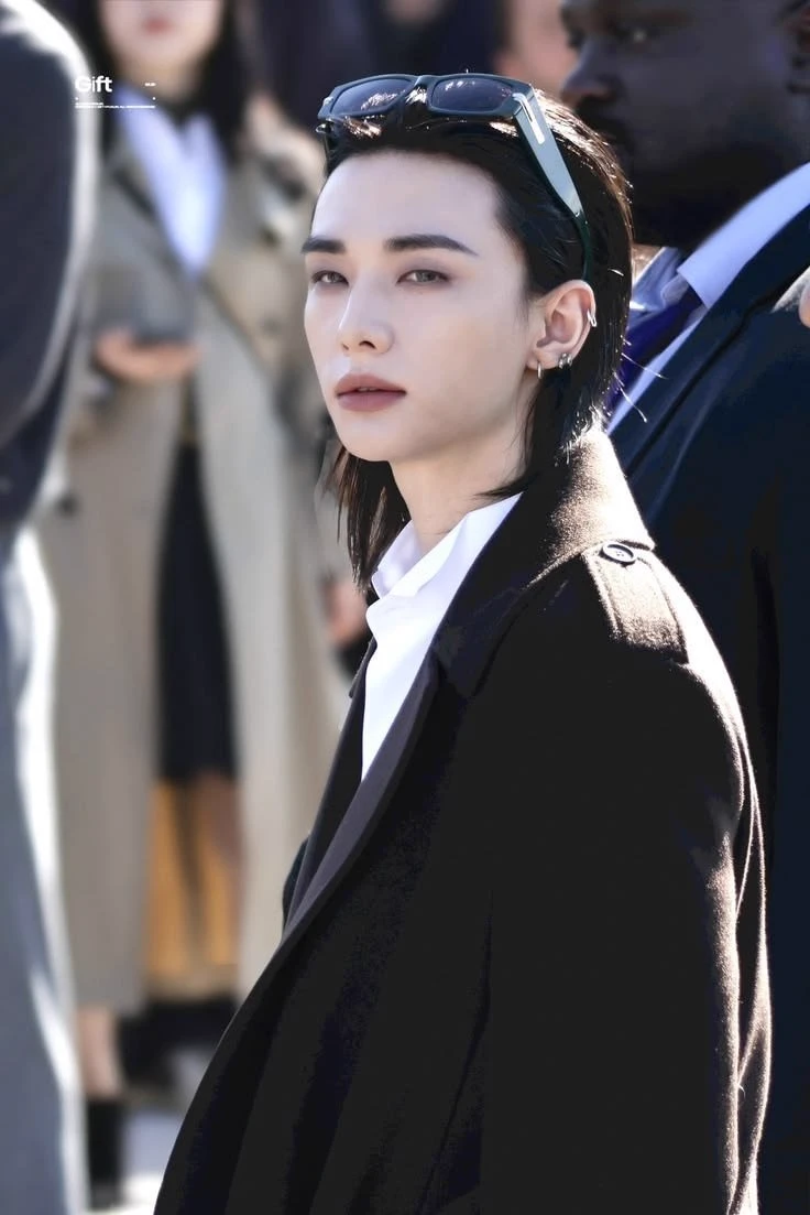 hwang hyunjin  thumbnail
