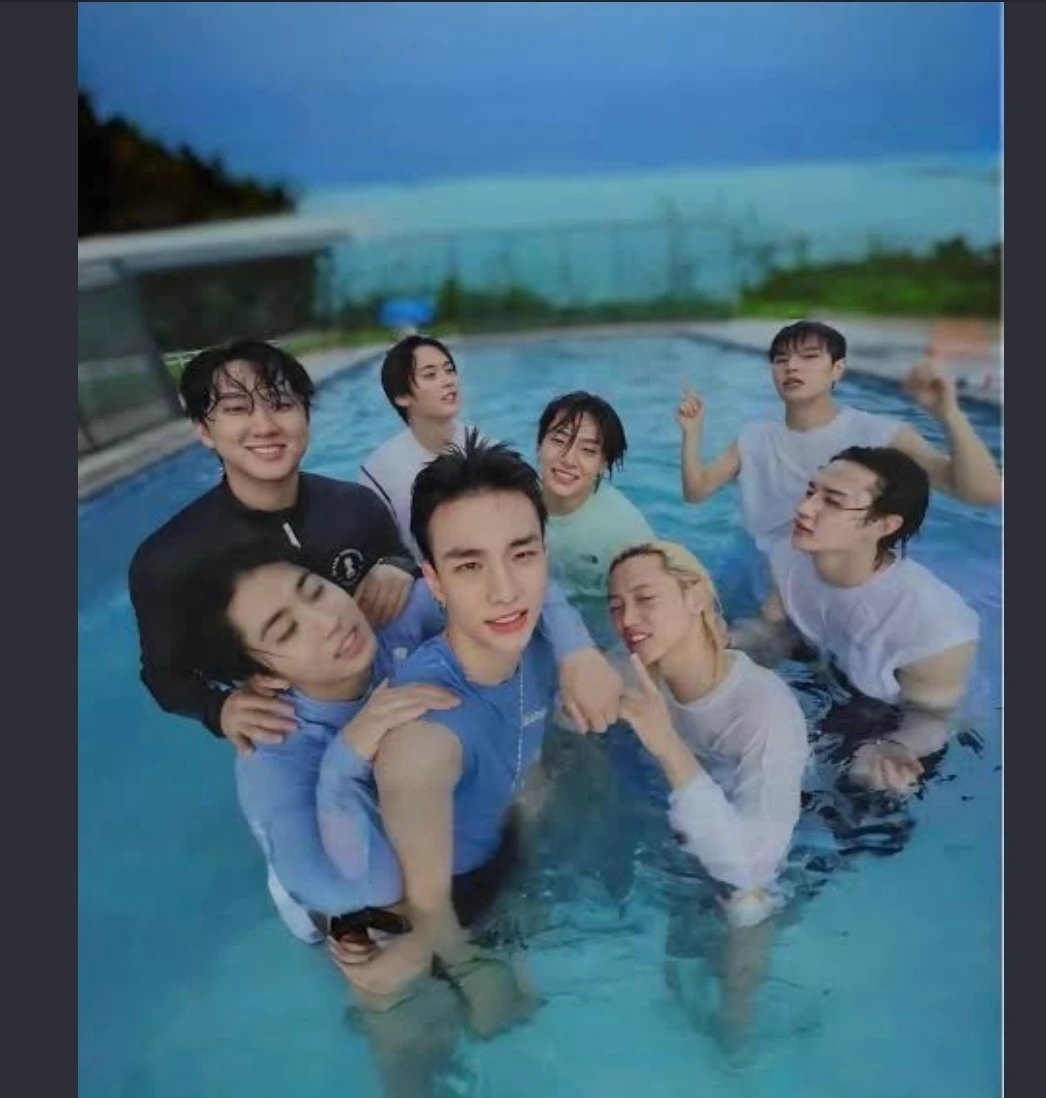 STRAY KIDS - Under the Rain thumbnail