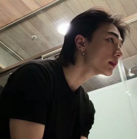 Hwang Hyunjin thumbnail