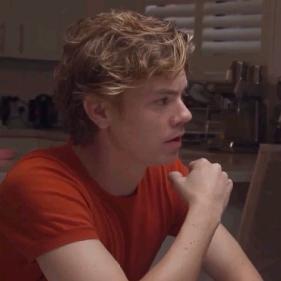 Thomas Brodie-Sangster thumbnail
