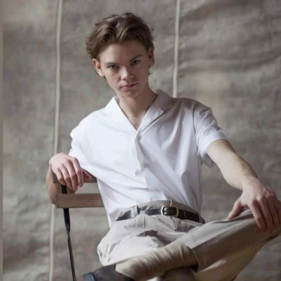 Thomas Brodie-Sangster thumbnail