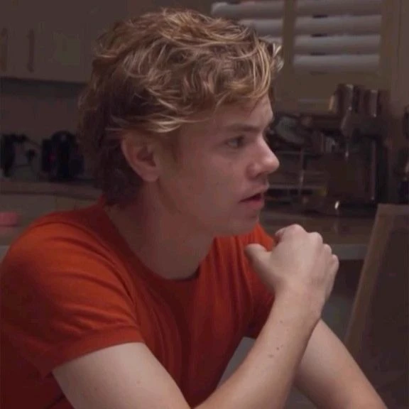Thomas Brodie-Sangster thumbnail