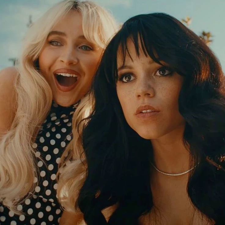 Jenna Ortega y Sabrina Carpenter thumbnail