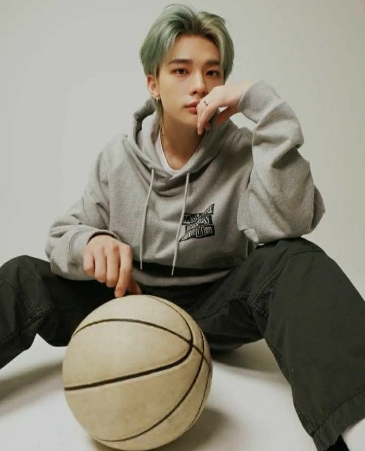 Hwang Hyunjin thumbnail