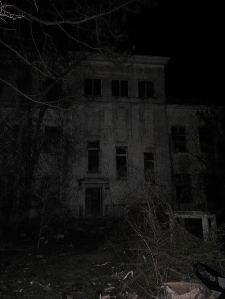Abandoned mansion..? BL/BG - GL thumbnail