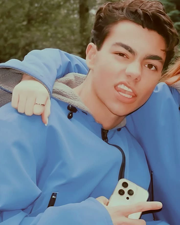 malachi Barton.🏕️🎸 thumbnail