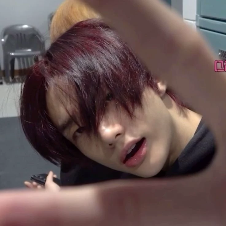 Hwang Hyunjin thumbnail
