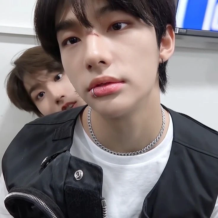 Hwang Hyunjin thumbnail