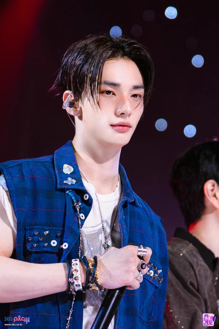 HWANG HYUNJIN thumbnail