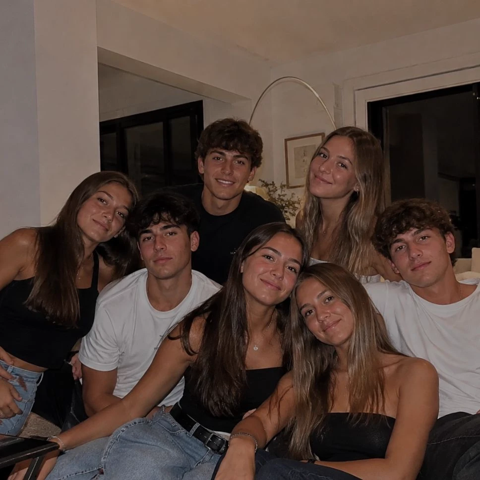 Los 7 Amigos. Lucía, Marta, Sofía, Valeria, Diego, Álex y Adrián thumbnail