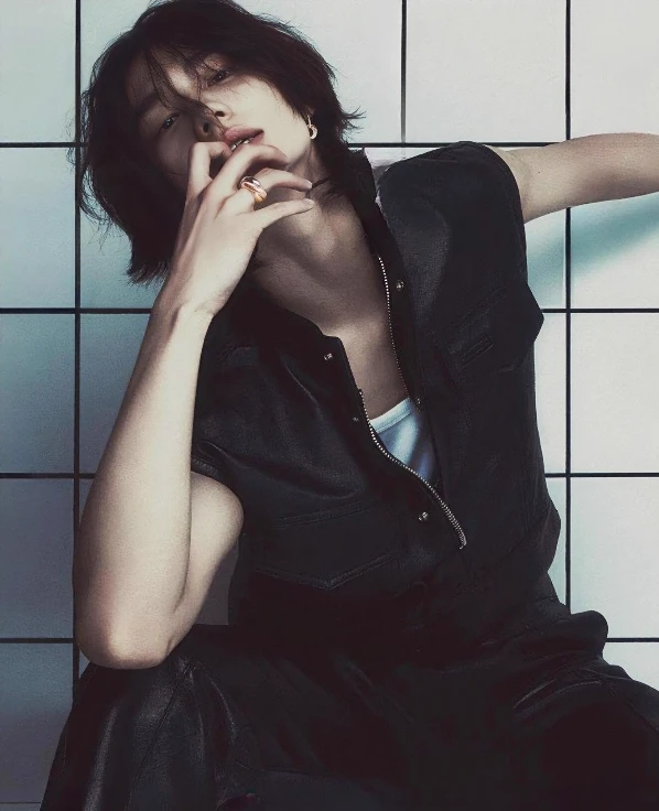 Hwang Hyunjin (top, bl) thumbnail