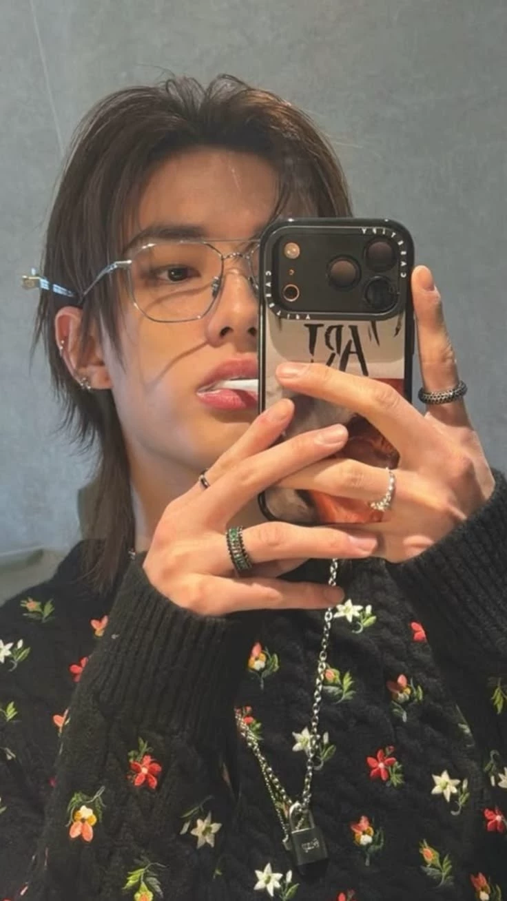 Hyunjin..  thumbnail